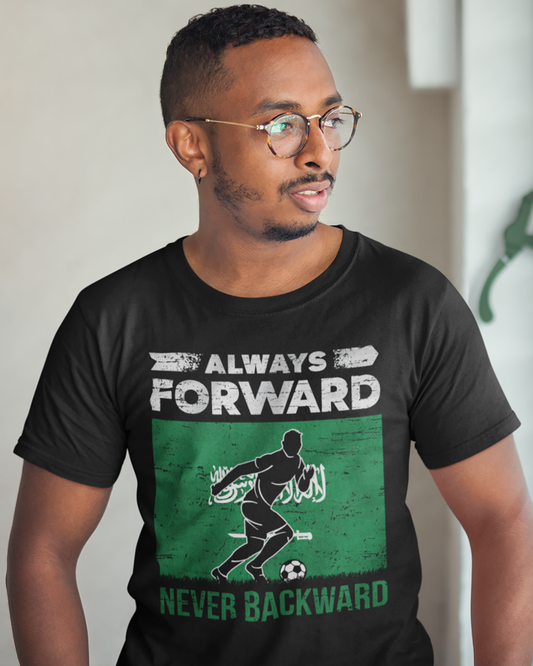 Immer vorwärts, nie rückwärts – Saudi-Arabien Fußball &amp; Flagge Unisex T-Shirt