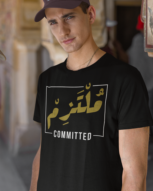 Committed - Arabische Schrift + englisches Unisex-T-Shirt