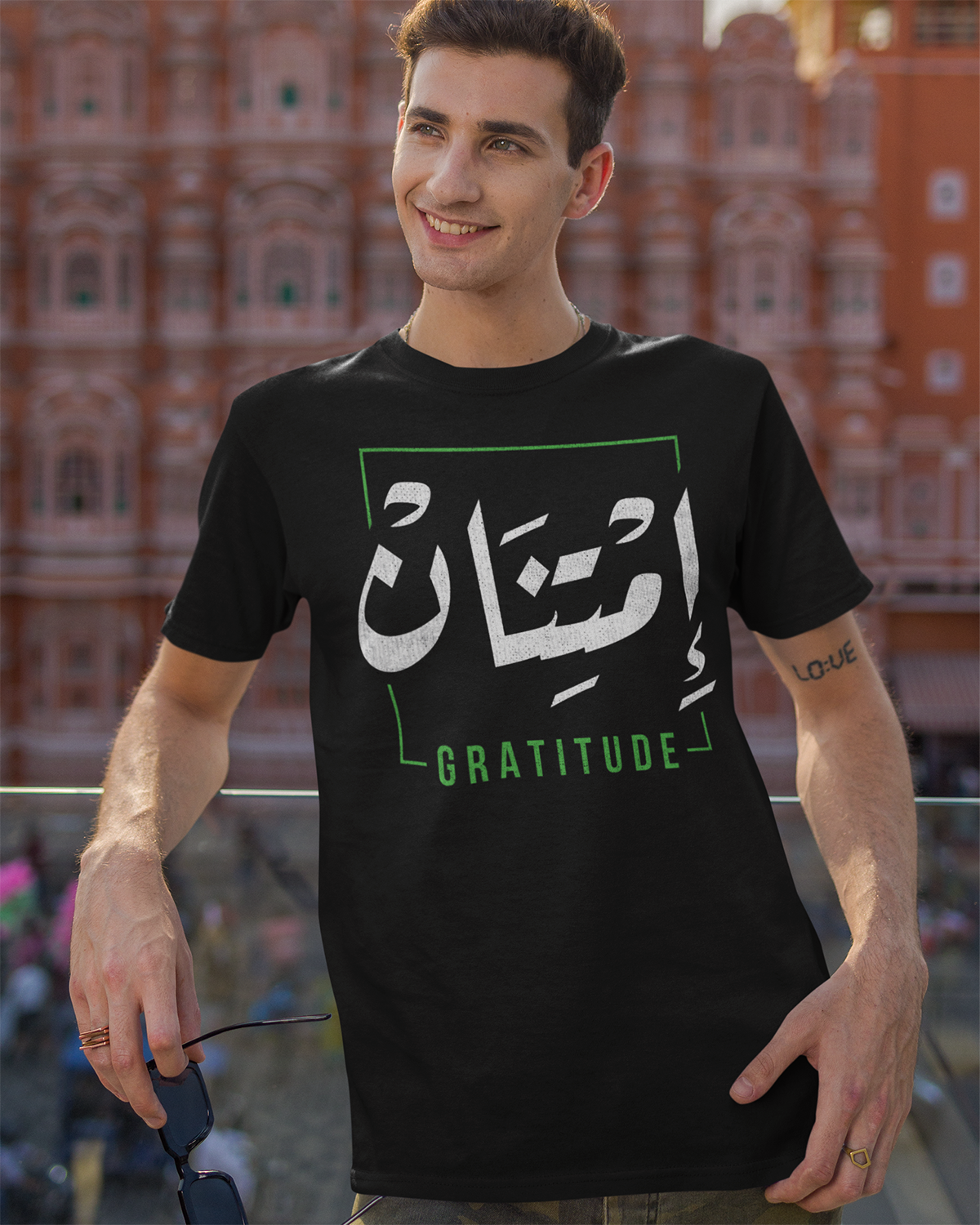 Dankbarkeit - Arabische Schrift + Englisches Unisex-T-Shirt