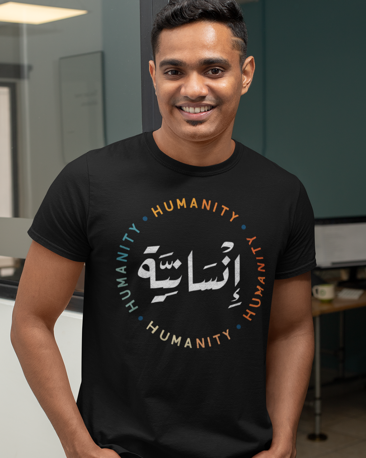 Humanity - Arabische Schrift + englisches Unisex-T-Shirt