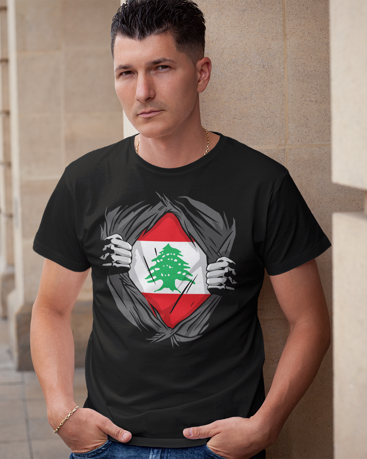 Zerreißendes Hemd und Enthüllung der Flagge des Libanon. Unisex-T-Shirt