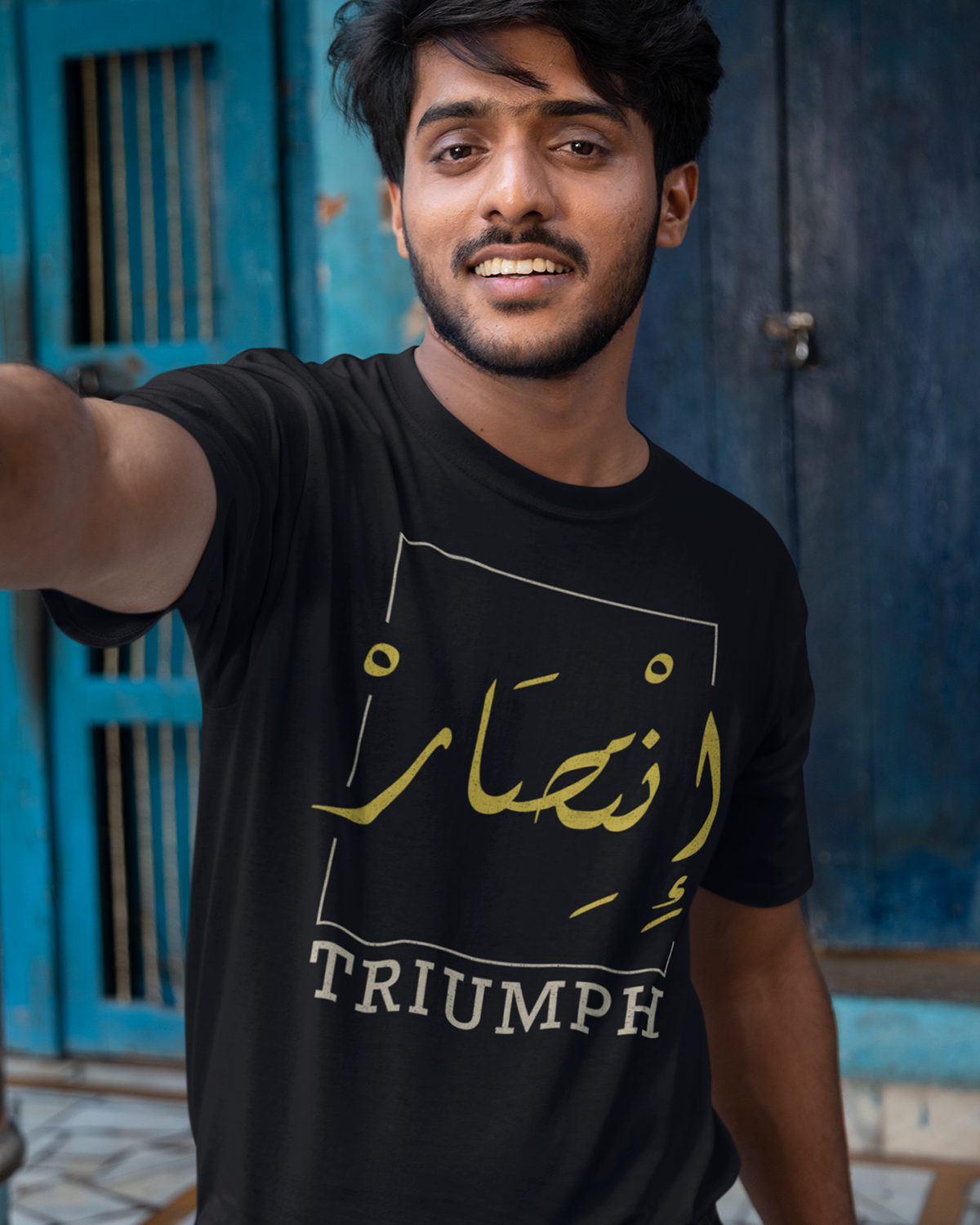 Triumph - Arabische Schrift + Englisches Unisex-T-Shirt